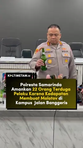 Polresta Samarinda menggelar konferensi pers pada Senin (1/9/2025) pagi berkaitan dengan ditangkapnya 22 orang karena diduga kedapatan membuat molotov di sebuah kampus jalan Banggeris, Samarinda. Dari 22 orang yang diamankan, 4 diantaranya akan dilakukan pemeriksaan lebih lanjut. Selengkapnya baca di www.kaltimetam.id