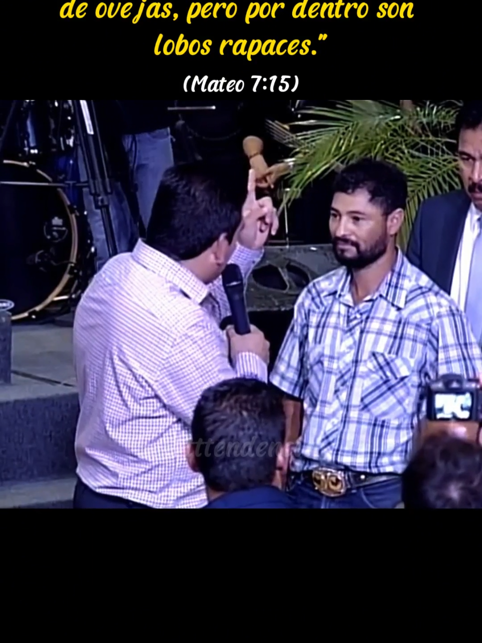 🔥Cuando la fe se convierte en manipulación... ¿Qué opinas de esta escena? 👀 #religion #fe #manipulacion #pastores #iglesia 