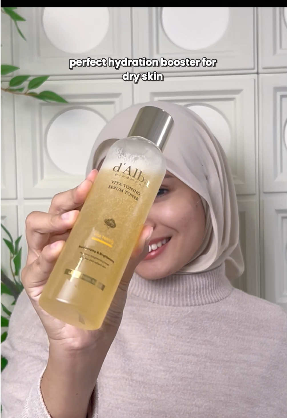 Why is this serum toner worth the HYPE? 👀  The d'Alba Vita Toning Serum Toner isn't just a toner—it's a powerful all-in-one product 🤩 💧 Clinically proven to moisturize up to 100 hours 🌟 Powerful brightening with Vitamin C + Glutathione ✨ Pore-tightening and radiant skin #dalba #glowingskin #toner #beauty #skincareroutine 