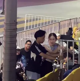 Terdapat kekecohan. Ada yg tunjuk hero tak bagi pengunjung duduk sedangakn org dh ramai di bangku. Amoi tu kua pegi kencing je nk masuk blk x dibaginya. Skli BF amoi tu dtg tau plk goyang 😅