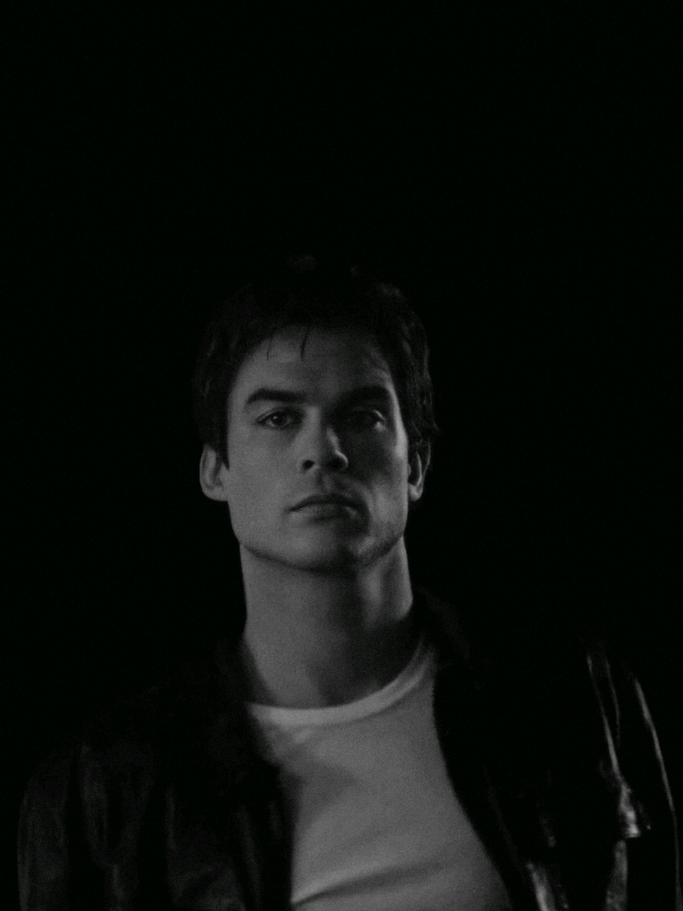 Que diferença faz, porque no fim quando se perde alguém, cada vela, cada oração não vai compensar o fato #diariosdeumvampiro  #damonsalvatore  #thevampirediaries  #geovane_maff 