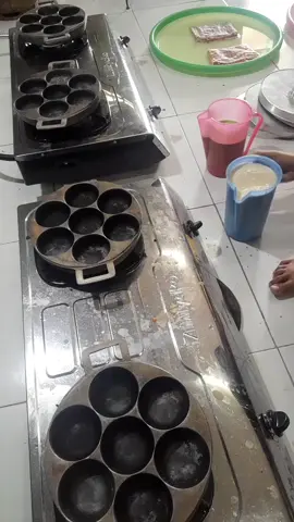 Membuat kue tak melulu soal resep, tp tekniknya juga, 1kg t.terigu 1kg t.beras 1kg gula  3600ml santan hangat Garam 1sdm Resep ini jadi -+84biji bikang tergantung besar kecilnya kita nyetak  #resep bikang berserat dan empuk  #trik #tips #tutorial 
