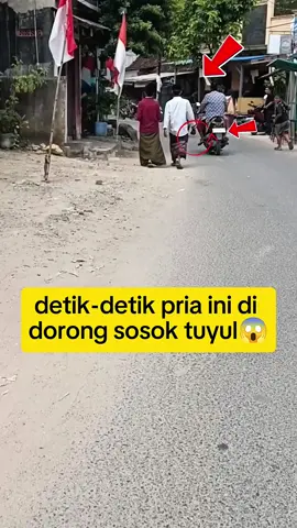 detik-detik tuyul mendorong pria ini😱 #shortvideo #viralvideo #trending #horror #shortsvideo 
