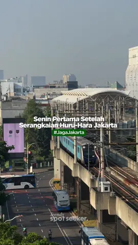 Hari ini jadi Senin pertama setelah seminggu penuh aksi & kericuhan di Jakarta. 🚧 Perlahan, kota ini mulai kembali normal. Ramenya halte & stasiun terasa lagi, orang-orang kembali beraktivitas seperti biasa. Pemprov DKI juga mengimbau sebagian perusahaan di sekitar titik demo untuk menerapkan WFH, tapi banyak juga yang tetap harus WFO. 💡 Semangat untuk yang hari ini berangkat kerja, tetap jaga diri, dan stay safe selalu! ✨ #trendyspotseeker #jagajakarta #jakarta