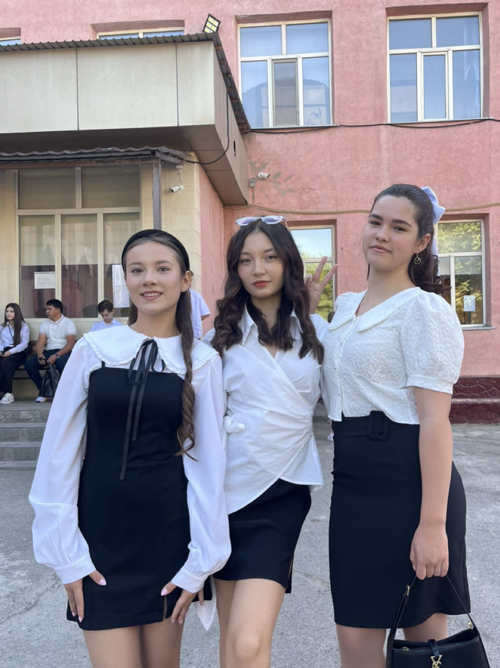 Поздравляем с началом учебного года 🥳#11класс #20школа #выпуск #семья 