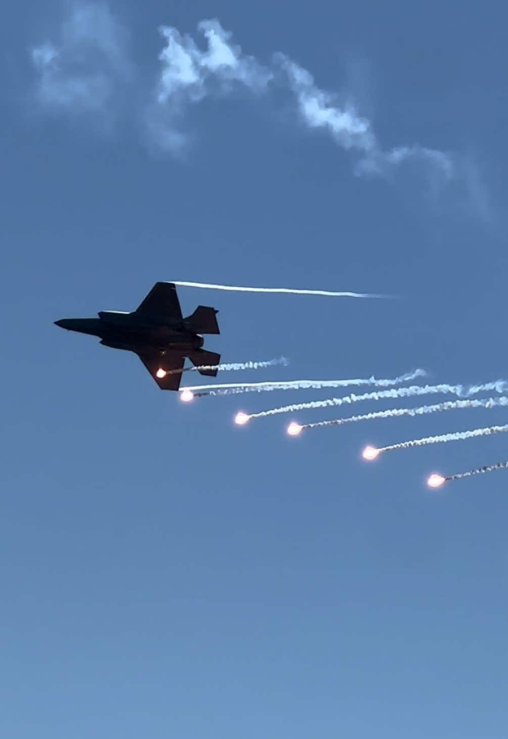 First time seeing the F35 demo, was left speechless. Mach pulling the tactical pitch with an insane flare dump at CIAS25 👊🏼 #aviation #f35 #canadianinternationalairshow #usaf #fyp @shotby.ben @𝑴𝑪𝒑𝒉𝒐𝒕𝒐𝒈𝒓𝒂𝒑𝒉𝒚 @💎 @Mason✈️ @Angus @𝗄𝖺𝗂𝖽𝖾𝗇🧑‍✈️ @𝘼𝓵𝓸𝓷𝙋𝙞𝙡𝙤𝙩🎗️ @Spotting_YYZ🇨🇦 @rocco @neekphotography  