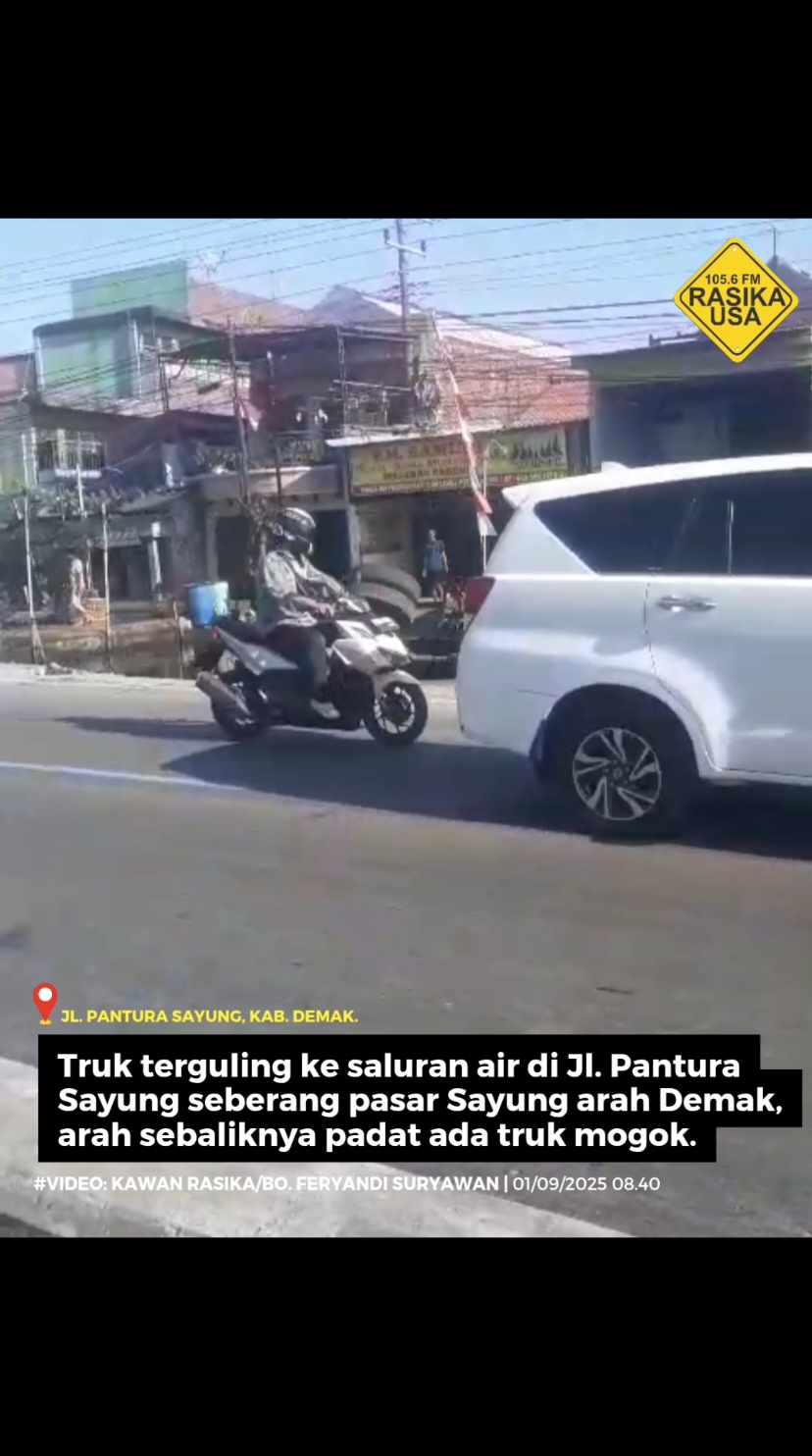 #infokejadian #UpdateLalin 01/09/2025 08.40 Terdapat dua laporan di kawasan Jl. Pantura Sayung, Kab. Demak pagi ini, pertama truk terperosok masuk saluran air di jalur arah timur/Denak seberang Pasar Sayung. Sementara belum menimbulkan antrean berarti dan menunggu upaya evakuasi. Arah sebaliknya/Semarang lalu lintas tersendat imbas truk mogok di depan PT. Etercon Pharma. Info truk berhenti di lajur kanan arah Semarang sejak sebelum jam 6 pagi tadi sampai saat ini. Lalu lintas merayap jalur menyempit. (UPDATE 08.20) Mas itu truk yang mogok arah Semarang kayaknya sudah selesai diperbaiki, soalnya tadi lewat orangnya sudah beres-beres. Info: Pak Moel. Simak update lalu lintas di siaran 105.6FM Rasika USA audio dan visual melalui website www.rasikafm.com. #kecelakaan #kecelakaantruk #trukmogok #trukterguling #sayung #sayunginfo #sayungupdate #pantura #panturasayung #panturademak #demakupdate #demakinfo 