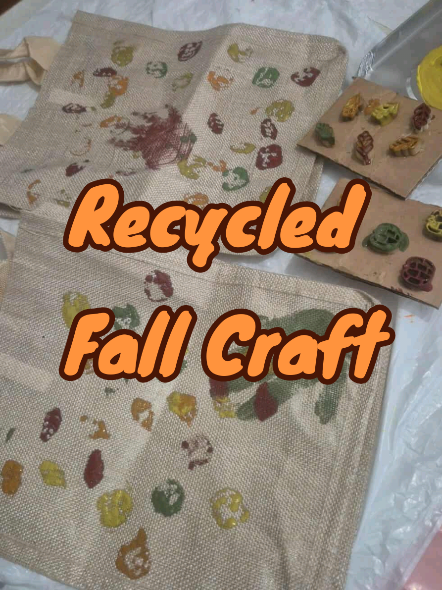 🍂 Creative Corner Spotlight, Pumpkin Week 🎃 This week we turned recycled treasures into art magic!  We made our own fall stamps out of pasta box cardboard + squeeze pouch tops, then used them to decorate reusable bags and a special tea towel for mommy.  The older sprouts loved stamping their own bags, while our youngest sprout added her tiny footprint to create a sweet keepsake towel.  At Imagine & Grow, we love showing kids how everyday items can spark creativity, because art doesn’t have to come from a store, it can come right from home.  #fallcrafts  #pumpkin  #recycledart  #ecofriendlycrafts  #imagineandgrow 
