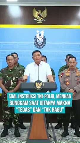 Menteri Pertahanan Sjafrie Sjamsoeddin menegaskan TNI dan Polri diperintahkan Presiden untuk bertindak tegas dan tak ragu terhadap pelaku kerusuhan maupun penjarahan yang mengganggu stabilitas nasional. Semua bentuk pelanggaran, baik perusakan fasilitas umum maupun harta benda pribadi, disebutnya akan ditindak sesuai hukum. Namun, saat ditanya wartawan soal maksud dari kata “tegas” dan “tak ragu”, Menhan memilih bungkam dan langsung meninggalkan konferensi pers. 📸: Dok. Youtube Sekretariat Presiden  #menhan #tni #polri #presidenprabowo #hukumindonesia #politik  