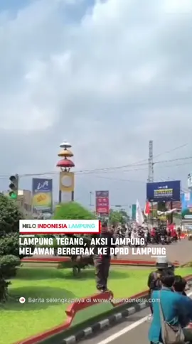 LAMPUNG, HELOINDONESIA.COM — Aliansi Aksi Lampung Melawan yang berkumpul sejak pagi mulai bergerak dari samping underpass depan jalan masuk Universitas Lampung (Unila) menujuk gedung DPRD Lampung pada pukul 09.00 WIB. Pihak terkait dan masyarakat mengikuti aksi besar-besaran ini dengan “ngeri-ngeri sedap” mengingat daerah-daerah lain terjadi bakar-bakaran gedung wakil rakyat dan pos polisi. Sehari sebelumnya, Pemprov dan Pemkot doa bersama agar aksi berjalan kondusif.  Dari atas mobil komando, sebelum bergerak, koordinator aksi mengajak seluruh elemen-elemen masyarakat, termasuk driver ojek online, untuk bergabung dengan Aksi Lampung Melawan dengan satu komando. “Mari kawan-kawan, tanpa ada anarkis dan penjarahan,” teriaknya Dari atas mobil pikap pakai toa. Ribuan mahasiswa didominasi jaket biru tua dan sepeda motor kemudian bergerak pelan. Kawan-kawan mereka dan warga mendukung dan mengabadikan aksi ekspresi terhadap kekecewaan rakyat terhadap para wakil rakyat sepanjang jalan menuju DPRD Lampung dengan teriakan: Hidup Mahasiswa! Di DPRD Lampung, aparat kepolisian sudah bersiap mengamankan jalannya aksi. Mereka juga mengerahkan sejumlab kendaraan water canon di depan gedung DPRD Lampung, Jl. Wolter Mongonsidi Telukbetung Selatan, Kota Bandarlampung. Sebelumnya, mahasiswa berbagai perguruan tinggi bersama para perwakilan driver ojol telah konsolidasi akbar di Lapangan Rektorat Universitas Lampung, Jumat sore (29/8/2025). “Rakyat marah, mahasiswa marah melihat kondisin negara saat ini. Banyak ketidakadilan, apalagi setelah peristiwa di Jakarta ketika kawan kita dilindas aparat, “ kata Jenderal Lapangan Khairi Amri. (HBM/Hajim) ______________________________ Berita Selengkapnya di Website, Link di Bio @heloindonesialampung #beritaterupdate #bandarlampung #beritalampung #fyp #foryourpage                   