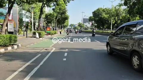 Sejumlah ruas jalan di Ibu Kota terpantau ramai lancar pada Senin pagi. Kondisi ini terjadi lantaran adanya himbauan work from home (WFH) bagi pegawai perkantoran serta penerapan pembelajaran jarak jauh (PJJ) untuk pelajar di Jakarta. Pantauan di lapangan menunjukkan, beberapa titik jalan yang biasanya dilanda kemacetan justru terlihat lancar. Misalnya di Jalan Salemba Raya, baik dari arah Matraman menuju Salemba maupun sebaliknya. Situasi serupa juga terlihat di Jalan Kramat Raya, dari arah Kramat menuju Senen maupun sebaliknya. Selain itu, ruas Jalan Senen Raya, tepatnya dari arah Senen menuju Gunung Sahari, juga terpantau lancar tanpa hambatan berarti. Meski begitu, sejumlah lampu lalu lintas di kawasan Jakarta Pusat masih terpantau mati, di antaranya di Jalan Salemba Raya dan Simpang Lima Senen. Kondisi tersebut membuat para pengendara harus bergantian agar dapat melintas dengan aman. Untuk mengantisipasi potensi gangguan, sejumlah petugas dari Dinas Perhubungan DKI Jakarta telah dikerahkan guna memperbaiki sarana lalu lintas tersebut.