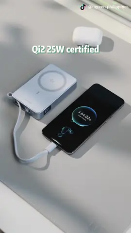 Built-in na cable + real-time na Display=game changer#ugreen #fastchargingpowerbank #techtok #traveltiktok #qi2 