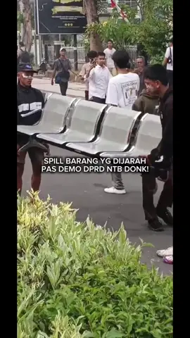 Sebenarnya kita sama pejabat sama2 punya jiwa “MALING”, cuma bedanya pejabat punya kesempatan, sedangkan kita belum ada kesempatan aja. Contohnya ini, klo ada kesempatan dalam kesempitan, yah jd “MALING” juga. Setuju? Disclaimer: Tidak semua sih, tp kebanyakan 🤣🤣🤣  #indonesia🇮🇩 #ntbpride🏝️🌴 #demodpr #dprdntb #bubarkandpr 