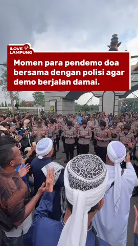 Momen para pendemo doa bersama dengan polisi agar demo hari ini (1/9) berjalan damai. #ilovelampung #lampung 