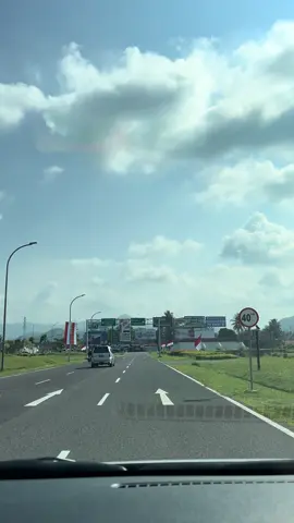 Lumayan buat prank temenmu, biar dikira lagi jalan jalan padahal mah dirumah 😂
