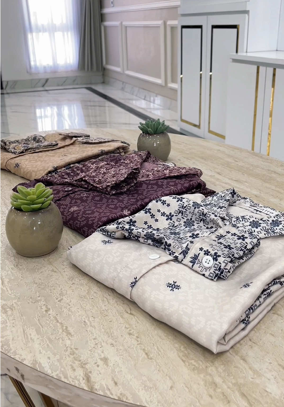 ✨ Nedila Motif tinggal sisa beberapa size aja nih! Buruan dihabisin sebelum ke-skip orang lain 🥰😍 Kalian tetep bisa chekout langsung di keranjang kuning ya, say 💛 #ZalfaOutfit #produklokal #bajuwanita #OOTD #trendbaju 