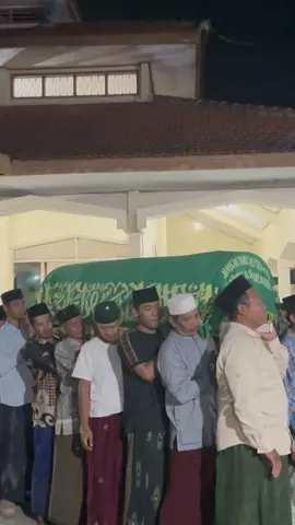 Terpantau gus ell hurmat jenazah almarhum ibunyai Iva ayuni ( Bulek dari gus ell ) , beliau bunyai Iva ayuni adalah putra ke 2 dari Romo Yai mudhofir Ilyas dan adik kandung dari abah ipun gus Ellham Yahya , dan almarhum dimakamkan di area pondok pesantren alikhlas 2 ( asuhan gus Ellham Yahya ) Husnul khotimah kagem bunyai iba ayuni binti kh mudhofir Ilyas , #viralvideo #viral #gusellhamyahya #fypシ゚viral #viralvideotiktok @MT. IBADALLAH OFFICIAL 