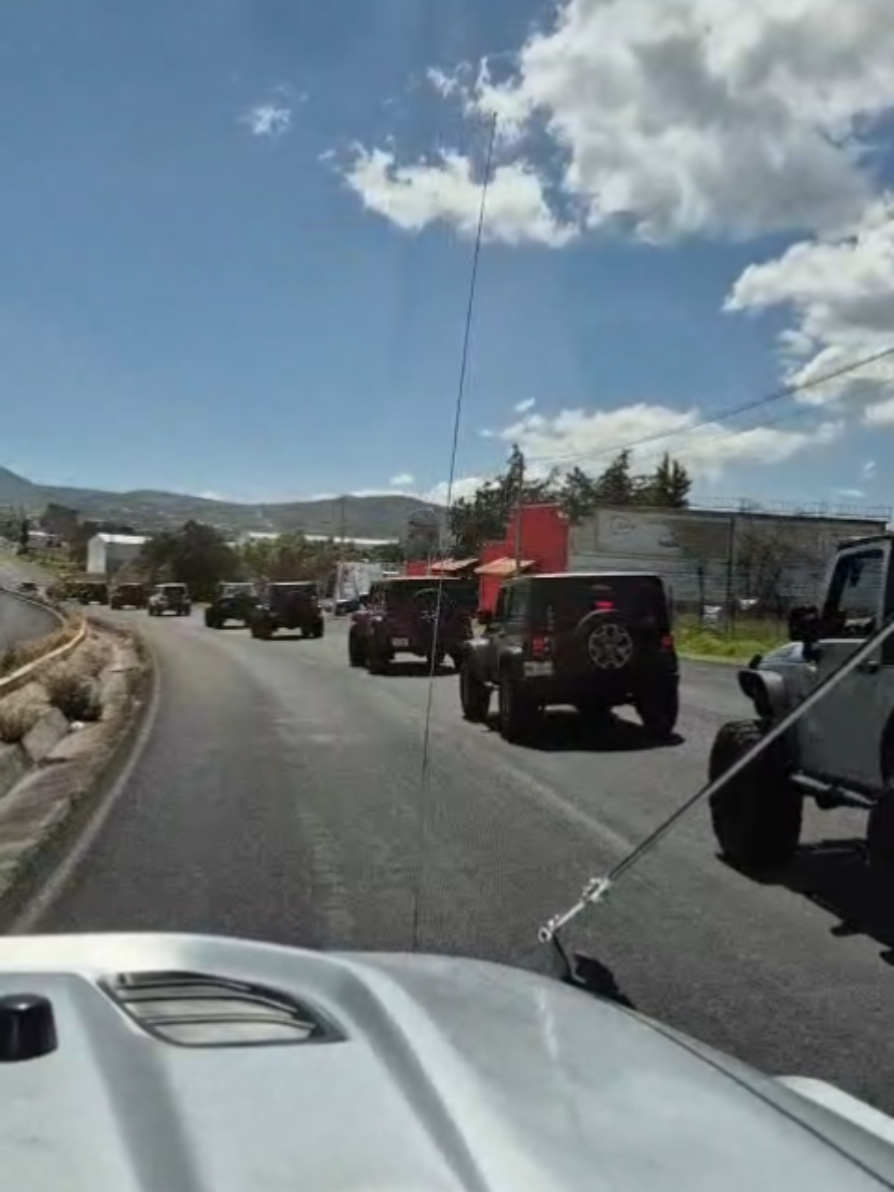 Caravana compacta. #jeep #viaje #diversion #amigos #4x4 