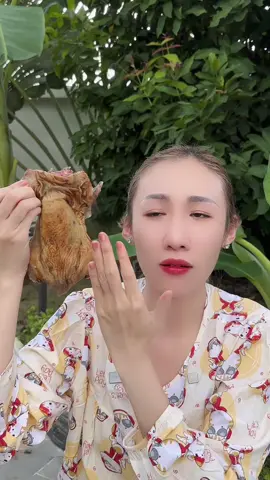 Lần đầu em ăn con bự vậy luôn đó 🥹