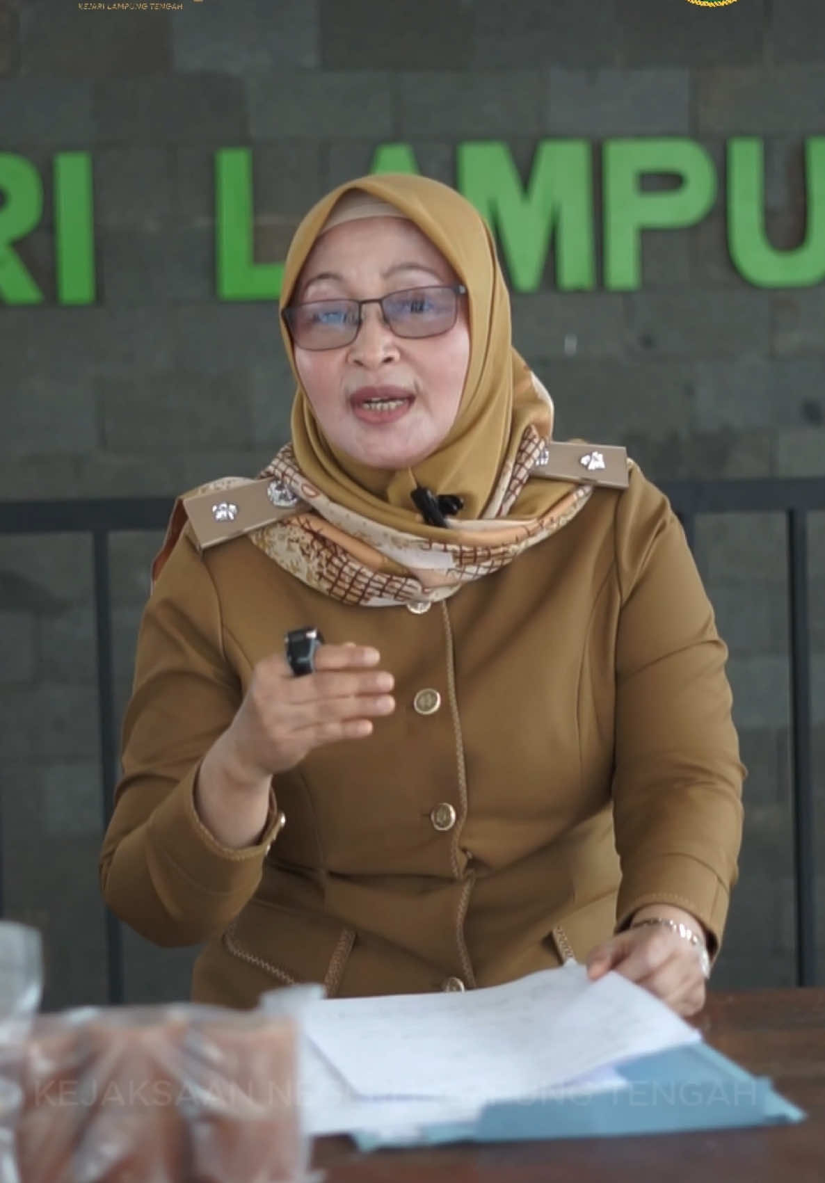 KAMPUNG TANJUNG REJO – Pubian, Lampung Tengah  📍 Luas wilayah: 1.003 hektare 👨‍👩‍👧‍👦 Jumlah penduduk: 2.998 jiwa Mayoritas warga menggantungkan hidup dari: 🧑‍🌾 Petani yang menjaga sawah & kebun 🛠️ Buruh lepas harian yang gigih bekerja ✨ Potensi unggulan kampung ini: 🍬 UMKM Gula Merah – manisnya alami dari desa 🍜 UMKM Bakso – rasa khas yang jadi kebanggaan warga 💡 Dari kerja keras petani hingga kreativitas UMKM, Tanjung Rejo membuktikan bahwa desa kecil bisa punya potensi besar! 💪 ⸻ #TanjungRejo #PotensiKampung #UMKMDesa #GulaMerah #BaksoKampung #PetaniLampung #LampungTengah #FYPDesa #IndonesiaTumbuhDariDesa