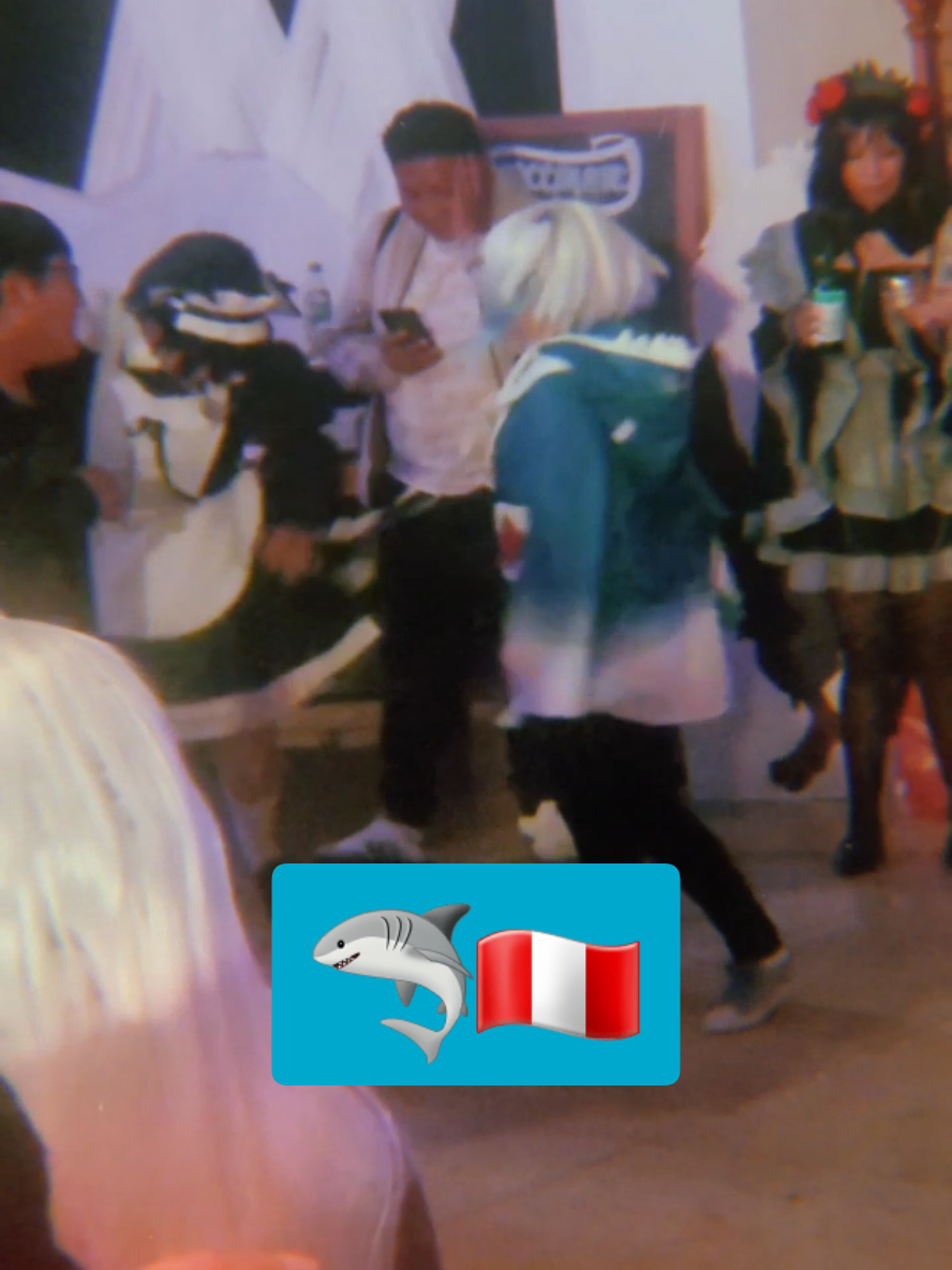 Gura Pe 🦈🇵🇪 She was having so much fun at the Random Dance, it was really cute ✨️ She's @miyuT😺❤🎀 ! #gawrgura #gura #hololivecosplay #holomyth 