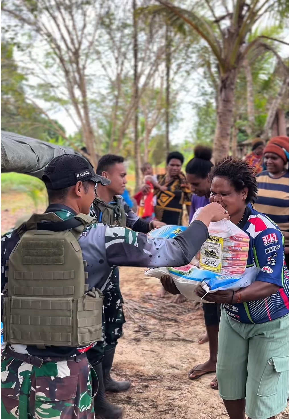 Berbagi berkat yang sangat luar biasa dari cece Fenny @Virus Ce Fenny di Taiwan, untuk warga Dusun Wamena kampung Asiki. Terimakasih banyak orang baik  @Buza  @Shinz @BelalangTempur▪︎▪︎0️⃣8️⃣   #satgaspapua #Asiki #papuaselatan #yonif144jayayudha #papuapedalaman 