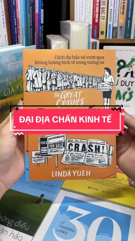 Đại Địa Chấn Kinh Tế – Giải Mã Những Cơn Sóng Ngầm Thay Đổi Thế Giới! Bạn có bao giờ tự hỏi: vì sao những đế chế từng hùng mạnh lại sụp đổ, còn những nền kinh tế nhỏ bé lại vươn lên thành cường quốc? Cuốn sách “Đại Địa Chấn Kinh Tế” của Linda Yueh sẽ đưa bạn đi qua 10 khoảnh khắc bước ngoặt trong lịch sử kinh tế thế giới – từ Cách mạng Công nghiệp, Đại khủng hoảng 1929 đến sự trỗi dậy của Trung Quốc và kỷ nguyên công nghệ số. Không chỉ là câu chuyện quá khứ, Linda Yueh còn chỉ ra bài học sống còn cho hiện tại và tương lai: quốc gia, doanh nghiệp hay cá nhân muốn đứng vững đều cần hiểu và ứng phó với những cơn địa chấn kinh tế này. Đây là cuốn sách không thể thiếu cho ai muốn hiểu sâu về kinh tế toàn cầu, nắm bắt cơ hội trong khủng hoảng và đi trước một bước trong thời đại biến động. Nếu bạn quan tâm đến đầu tư, kinh doanh hoặc đơn giản chỉ muốn “đọc vị” thế giới, hãy sở hữu ngay “Đại Địa Chấn Kinh Tế” để không bị bỏ lại phía sau!#tiemsachbinhyen #BookTok #sach #sachhay #daidiachankinhte 