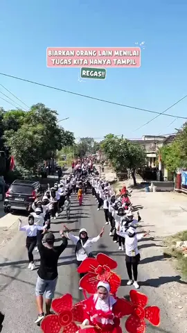 Jangan remehin emak2 latihan. Kalau udah tampil semua tercengang!!! Emak2 @THE GANK ONE OF REGAS nih boskuhh.... #karnavalgresik #karnaval2025 #gresik24jam #bukitberbunga #fyp 