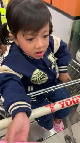 klo lagi ke supermarket udh pasti zehan masukin semua yg dia sukaa.tapi pas bayar langsung bingung 🤣🤣🤣🤣