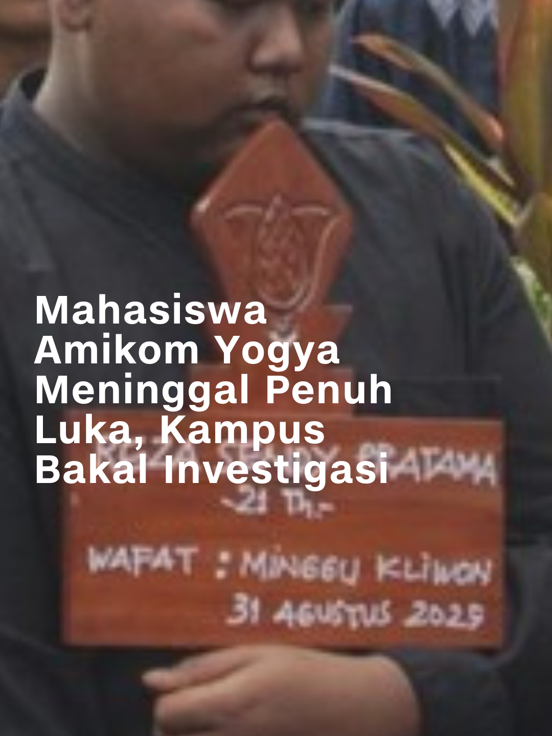 Seorang mahasiswa Universitas AMIKOM Yogyakarta, Rheza Sendy Pratama, meninggal dunia dengan luka-luka di tubuhnya. Ia diduga meninggal usai mengikuti demonstrasi di Mapolda DIY pada Minggu pagi. Korban sempat dilarikan ke RSUP Dokter Sardjito, namun nyawanya tidak tertolong. #cnnindonesia #cnnindonesiacom #AMIKOM