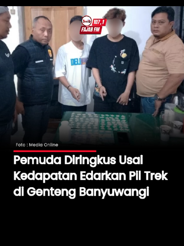 Seorang pemuda di Banyuwangi diamankan polisi gara-gara kedapatan mengedarkan obat terlarang. Pemuda itu berinsial MFAP (20) beralamat di Desa Genteng Kulon, Kecamatan Genteng. Kanitreskrim Polsek Genteng, Ipda Sujarwadi mengatakan penangkapan tersangka bermula dari pengamanan seorang pemuda berinsial WAN. Kala itu WAN diamankan karena memiliki obat terlarang jenis pil trex. Ketika diinterogasi WAN mengaku mendapat pil tersebut dari MFAP. “Setelahnya kami melakukan pendalaman,” kata Sujarwadi. Pada Sabtu (30/8) polisi menangkap MFAP di rumahnya. Saat dilakukan penggeledahan ditemukan barang bukti ratusan pil trex. “Totalnya 820 butir. Selain itu kami juga mengamankan uang Rp 170 ribu hasil jualan pil trex, hp dan kaleng yang termasuk barang bukti,” terangnya. Saat ini tersangka telah diamankan di Mapolsek Genteng untuk menjalani pemeriksaan lebih lanjut. Ia dikenakan dengan pasal Pasal 435 Jo Pasal 138 ayat (1),(2) dan atau Pasal 436 Jo Pasal 145 ayat (1) Undang Undang RI Nomor 17 Tahun 2023 Tentang kesehatan dengan ancaman kurungan penjara maksimal 12 tahun.  Sumber: bwi24jam.co.id #banyuwangi #bwi #tiktokberita #fajarfmbanyuwangi #fyp 