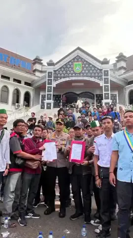 bukti penandatangan hasil tuntutan masyarakat dgn DPRD dan kepolisian kota Dumai  mari sama