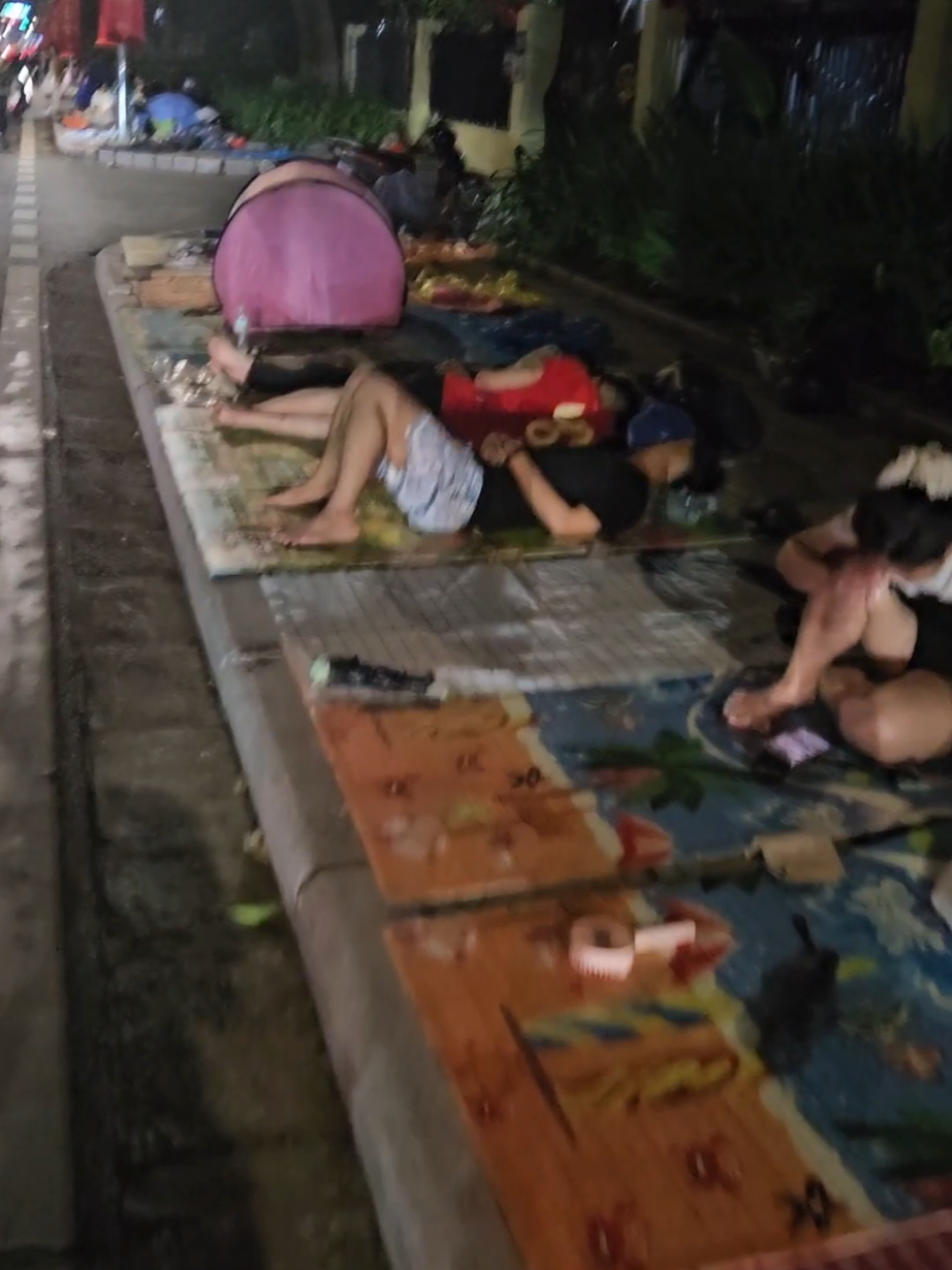 Sự khốn khổ của người dân khi sức mua của họ ngày càng giảm trong khi giá nhà ngày càng tăng và không có dấu hiệu dừng lại. Tầm nhìn tương lai theo Chatgpt cho thấy đến năm 2040, người dân sẽ gần như không còn khả năng để sở hữu 1 ngôi nhà riêng tại Thủ Đô Hà Nội. Lời cảnh tỉnh cho nhà nước Việt Nam khi tình trạng người dân ra vỉa hè sống sẽ còn tiếp tục kéo dài trong 1 vài ngày tới #bds #j4f #fyp #batdongsan #quockhanh 