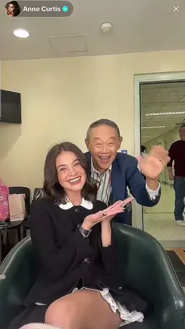 PASKO NA 🎄 @Anne Curtis x Jose Mari Chan ngayong BER months ❤️ Literal na sumilip sa TikTok LIVE ni Anne kanina HAHAHA #fyp #annecurtis #josemarichan #itsshowtime 