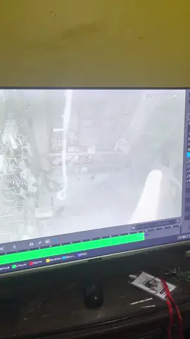 Posisi pertama itu aku liat tali itu yang seperti kail , aku kira cuman sarang laba” , tapi di liat” lagi ternyata gerak” dan berubah” bentuk , nah aku diemin terus sambil mantau .. ternyata ada cahaya gerak” gitu , aku juga bingung itu apa , soalnya semisal cicak itu ga kaya gitu paling dia ngalangin doang di kamera dan ketutup . Aku bingung coba si cahaya itu kaya celingak celinguk gitu . Sampe aku saranin suami aku sama temen” nya coba liat kedepan , dan ternyata setelah suami ke depan buka pintu langsung ngilang gitu aja . Suami aku sampe bingung karna emang ga ada apa” . Ada yang bisa jelasin ga ? Soalnya takut banget ihh 😭#horor #hororstory #ghaib #cctv #aneh 