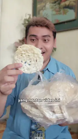Kebiasaan Unik saat Makan Kerupuk😍