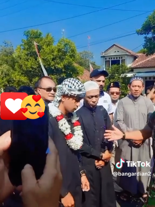 Alhamdulillah penyambutan yg luar biasa.....@hendycs17 @ALI KAKI JALAN @bunga @Ortu H❤️B @Bang Jay #fyppppppppppppppppppppppp 