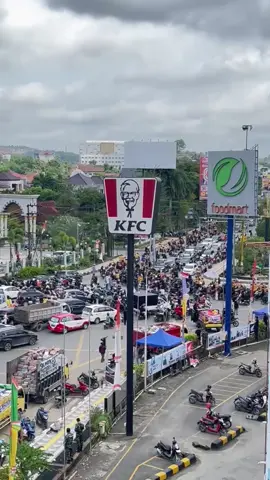 Masa Aksi Demonstrasi 1 September 2025 mulai berdatangan dari berbagai penjuru. tak sedikit warga bersorak saat mereka melintas karena di anggap mewakili suara warga 