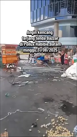 Hujan disertai angin kencang menerjang lapak bazzar di Pollux Habibie,kota Batam minggu 31/08/2025 sore sekitar pkl.15.00 wib.sejumlah tenda roboh diterpa angin. #anginkencang  #landa  #tenda  #lapak  #bazzar 