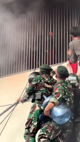 ini baru yang di sebut pelindung rakyat #demo #viral #tentara #fyp 