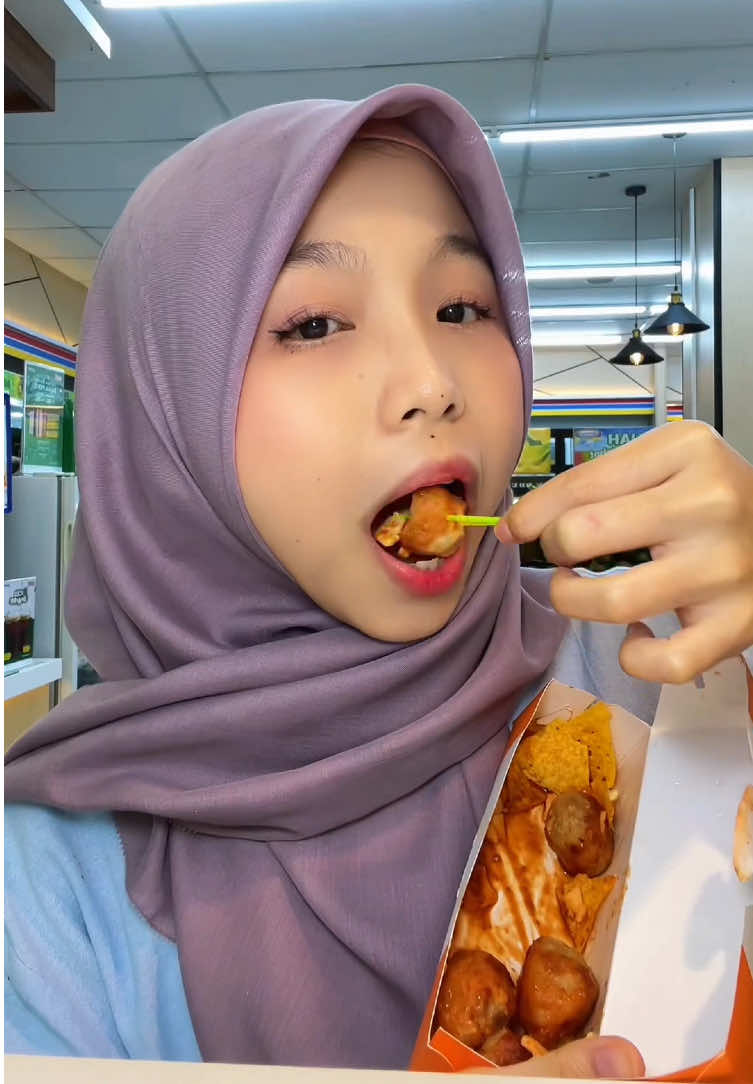 Gabut yang tidak sia-sia Awalnya iseng aja ke Indomaret buat jajan, eh taunya sekarang mereka punya menu kolaborasi baru Yummy Choice x Chef Devina Hermawan Penasaran dooong, sekalian aja aku kreasiin deh jadi Pentol Keju Tortilla Kata aku, kalian mesti cobain dehh gaiss ENAK BETUL! @Yummy Choice Indomaret  #PentolIndomaret #TheChefSecretRecipe