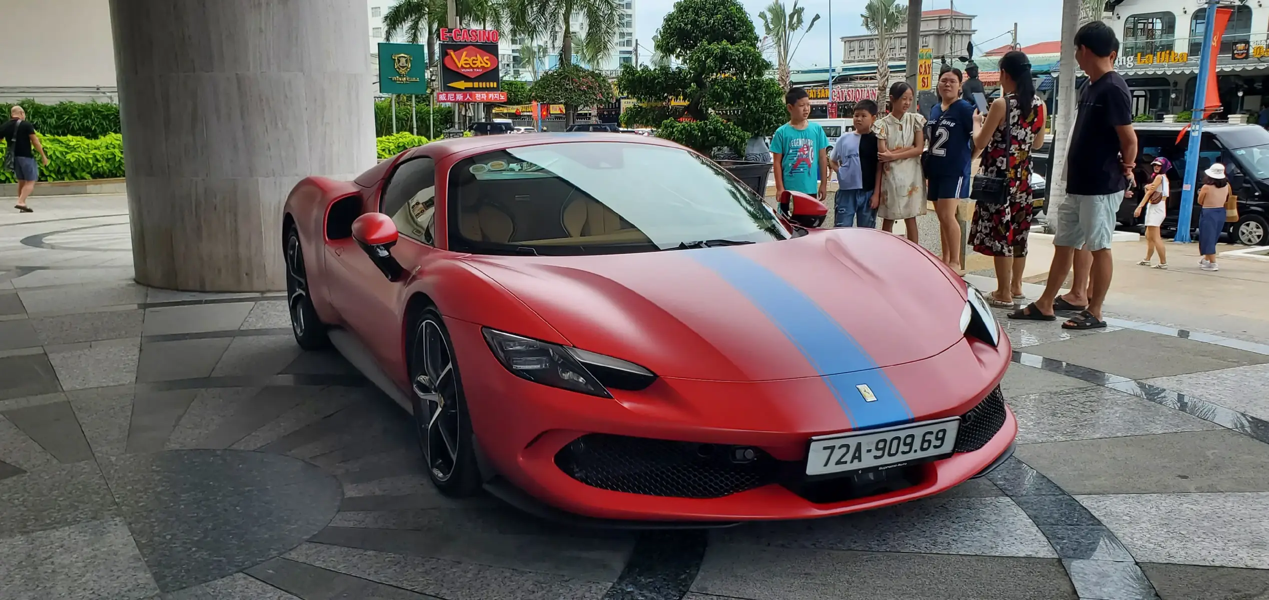 Ferrari 296 GTS - Lần đầu đc bắt gặp vào ngày 1/9/2025, Là chiếc siêu xe mới nhất của 1 đại gia sưu tập siêu xe khét tiếng mà kín tiếng tại Vũng Tàu.   Ferrari 296 GTS - có tổng công suất cực đại lên đến 830 cv (819 mã lực) từ động cơ V6 tăng áp kép kết hợp với động cơ điện, cho mô-men xoắn tối đa là 740 0-100: 2,9s , maxspeed: 330km/h Ảnh: me #ferrari #ferrari296 #xuhuong #xh #sieuxe 