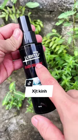 Chai xịt nano phủ kính chống bám nước khi đi mưa khá tiện dụng. #xitnanochongnuoc #xitnanolibitu #xitchongbamnuoc 