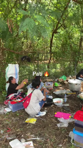 Persiapan Masak Untuk Makan siang. Ibu ibu dan Bapak bapak Pati Bersatu di sebelah gedung KPK RI #pati #demo #kpk #sudewo 
