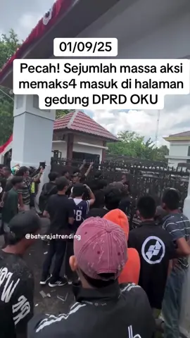 Sejumlah Massa Aksi Memaksa Masuk di Halaman Gedung DPRD OKU.