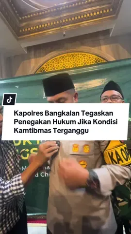 Bangkalan – Kapolres Bangkalan menegaskan komitmennya dalam menjaga keamanan dan ketertiban masyarakat (kamtibmas) di tengah rencana aksi unjuk rasa yang beredar di media sosial. Dalam pernyataannya, Kapolres menyebut pihaknya telah melakukan koordinasi dengan tokoh agama dan tokoh masyarakat untuk memohon doa bersama, agar Bangkalan khususnya dan Indonesia pada umumnya tetap kondusif serta terhindar dari kericuhan. “Kami bersama forkopimda siap melaksanakan instruksi Presiden untuk menindak tegas para pelaku kerusuhan. Namun pada prinsipnya, kami akan mengawal pelaksanaan unjuk rasa yang damai dan tertib,” ujarnya. Ia menambahkan, jika aksi demonstrasi tersebut berujung pada tindakan anarkis yang mengganggu ketertiban umum, maka aparat kepolisian bersama TNI akan mengambil langkah penegakan hukum sesuai dengan konstitusi. Kapolres pun mengimbau masyarakat untuk tetap tenang dan tidak terprovokasi oleh informasi yang tidak jelas sumbernya, serta mengutamakan cara-cara damai dalam menyampaikan aspirasi.#fyp #bangkalan #demo #dprdbangkalan #bangkalanmadurahitz #kapolres #bangkalan