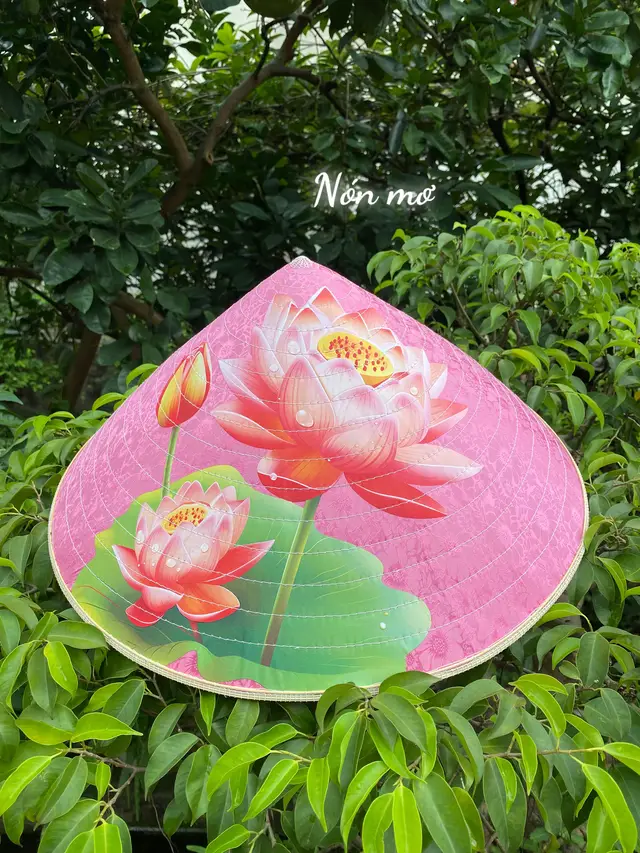 Nón lá Việt khoác áo lụa in hoa – sự kết hợp hoàn hảo giữa truyền thống và sáng tạo, làm nổi bật nét đẹp dịu dàng của người Việt. #nonmo #nonla #thucongvietnam #langchuong #nonhoasen 