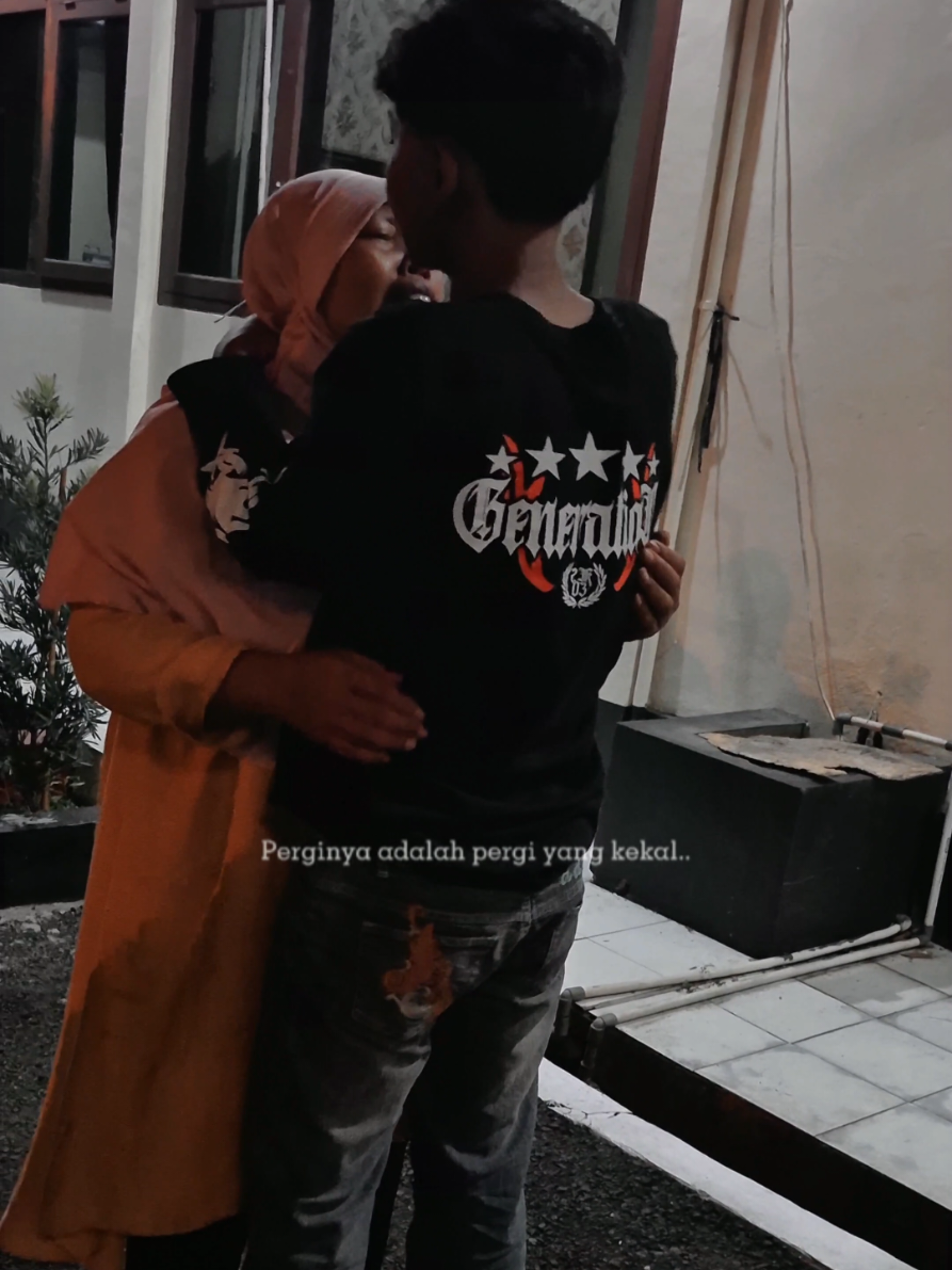 Suasana haru menyelimuti halaman Mapolres Grobogan, Minggu (31/8/2025) malam. Tangis orang tua pecah saat 95 anak yang sebelumnya diamankan karena terlibat aksi unjuk rasa anarkis akhirnya dipulangkan. Anak-anak yang mayoritas pelajar SMP, SMA, dan SMK itu sebelumnya diamankan polisi pasca kerusuhan di Purwodadi pada Sabtu (30/8/2025). Kapolres Grobogan AKBP Ike Yulianto menyebutkan, sebelum dipulangkan, para pelajar tersebut telah dibina dan diberikan pengarahan oleh aparat kepolisian serta Dinas Pendidikan. “Anak-anak ini masih punya masa depan. Kami tidak ingin mereka terjerumus lebih jauh. Karena itu, langkah pembinaan kami kedepankan,” ujar Kapolres. Meski demikian, hingga kini masih ada empat anak yang harus menjalani pemeriksaan lebih lanjut karena diduga terlibat langsung dalam aksi pidana. Pihak kepolisian berharap kejadian ini menjadi pelajaran bagi semua pihak, baik siswa maupun orang tua, agar lebih bijak dalam mengawasi pergaulan anak. “Kami mengajak seluruh orang tua untuk lebih memperhatikan aktivitas anak-anaknya. Setiap jam 9 malam ditelpon, kroscek,” tambahnya. Sejumlah orang tua yang hadir tidak mampu membendung air mata saat bertemu kembali dengan anak mereka. Banyak yang langsung memeluk erat sembari menangis haru. Dengan pemulangan ini, Polres Grobogan menegaskan komitmennya untuk menindak tegas pihak-pihak yang memprovokasi, sekaligus mengedepankan langkah edukasi bagi anak-anak agar peristiwa serupa tidak terulang. #infogrobogan #groboganhits #grobogantoday #grobogan #wisatagrobogan 
