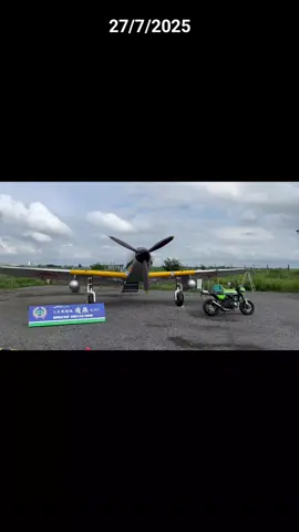 Ít ai biết rằng Kawasaki không chỉ nổi tiếng với xe máy, mà còn từng là một “ông lớn” trong ngành hàng không Nhật Bản. Trong Thế chiến II, hãng sản xuất nhiều loại tiêm kích như Ki-61 Hien hay Ki-100, từng khiến không quân Mỹ phải dè chừng. Sau chiến tranh, Nhật bị cấm chế tạo máy bay, Kawasaki chuyển sang xe máy và công nghiệp nặng. Nhưng đến nay, họ đã trở lại bầu trời với những sản phẩm hiện đại như máy bay vận tải C-2, máy bay tuần tra biển P-1 và cả trực thăng OH-1. Từ chiến trường xưa đến hiện tại, Kawasaki vẫn là cái tên gắn liền với công nghệ hàng không của Nhật Bản.