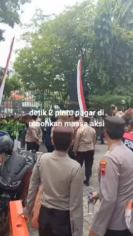 aksi ojol demo meroboh kan pagar #fyp #brimo #polisi #berandatiktok 